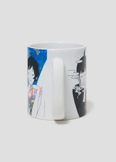 【繋がる|マグカップ】ASIAN KUNG-FU GENERATION『崩壊アンプリファー』&『君繋ファイブエム』のジャケイラスト。第1弾コラボトートからリクエストを受けマグカップ化。実際に左右に繋がる絵として描かれている2作品を赤い糸で繋げた豪華なデザイン。 