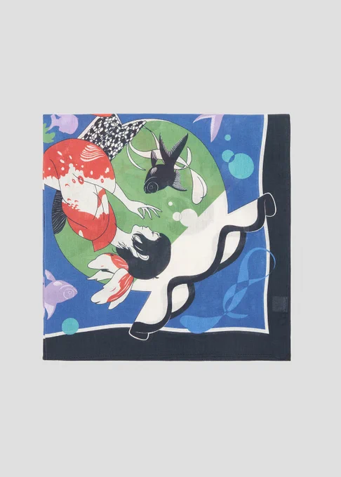 【金魚|コットンハンカチ】初期代表作『金魚』。浴衣を着て金魚に扮した女性の髪には尾ひれのリボンが揺れる風情あるデザイン。手ぬぐい風に仕上げるため、より馴染むようカラーや配置などをアレンジ。 