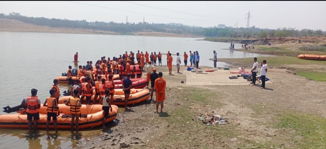 05NDRF's tweet photo. #AzadiKaAmritMahotsav
#ndrf
5 NDRF conducted #moc_exercise on #flood_water_rescue at Dhule, Maharashtra in presence of local administration and #sdrf_dhule. And conducted #school_safety_program at sh. Chhatrapti Agrasenji Maharaj high school. @ndmaindia @NDRFHQ @PIBMumbai https://t.co/d0isOUXA3N