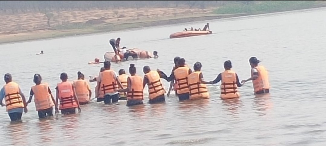 05NDRF's tweet photo. #AzadiKaAmritMahotsav
#ndrf
5 NDRF conducted #moc_exercise on #flood_water_rescue at Dhule, Maharashtra in presence of local administration and #sdrf_dhule. And conducted #school_safety_program at sh. Chhatrapti Agrasenji Maharaj high school. @ndmaindia @NDRFHQ @PIBMumbai https://t.co/d0isOUXA3N