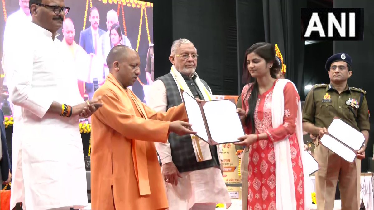 उत्तर प्रदेश: राज्य के मुख्यमंत्री योगी आदित्यनाथ ने लखनऊ में सब इंस्पेक्टर के पद के लिए नव चयनित उम्मीदवारों को नियुक्ति पत्र वितरित किए।