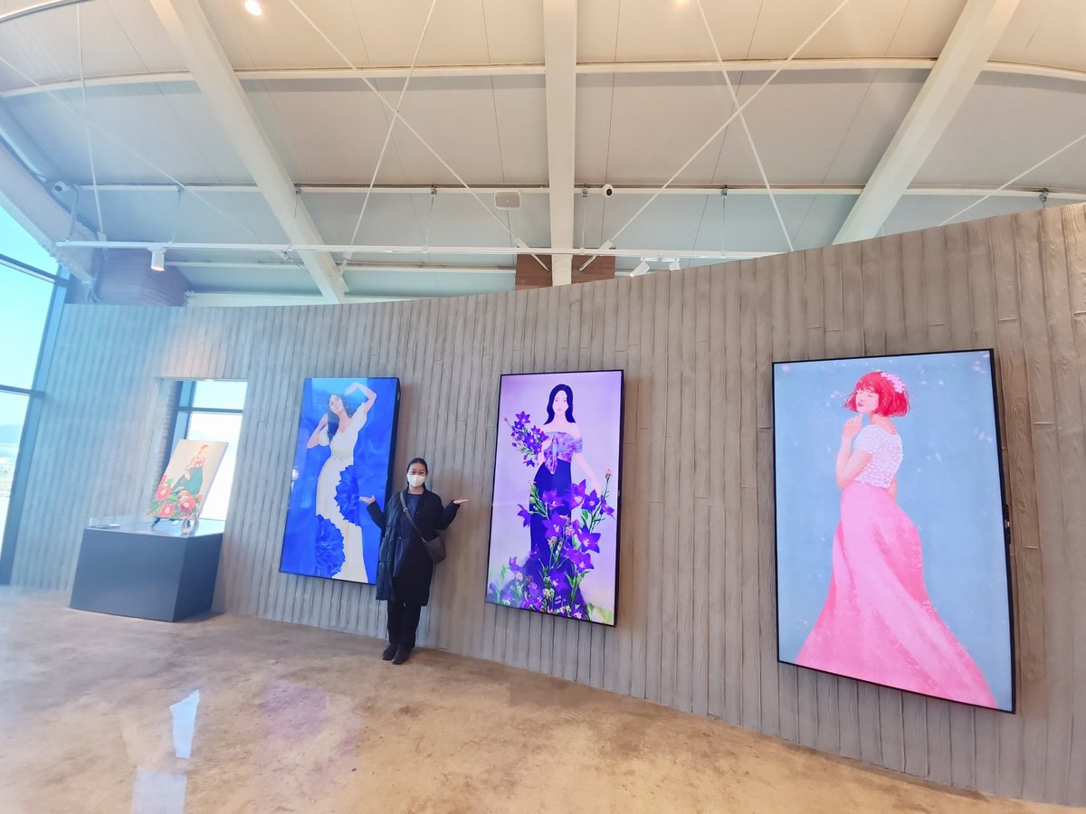 seokyeongart's tweet photo. 오늘 도씨 전시회 끝나기 전에 에스티아 NFT 갤러리 다녀왔어요^^
3월엔 K-Heritage [Floral Harmony] 전시가 시작됩니다. 
장미 그림으로 저의 Colors Illusion은 계속됩니다. 다음 전시도 많은 관심 부탁드려요❣️

#NFT #NFTgallery #Exhibition #digitalart #Colorsillusion #SeokyeongChoe #artist https://t.co/H5TNm3B3fQ
