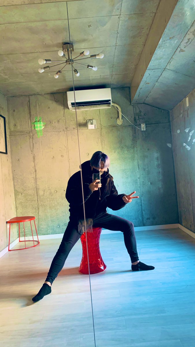 Masked_trainer's tweet photo. 朝からスタジオこもってレッスン三昧！

誰かが頑張ってカラダ動かしてる姿は、他の誰かの一歩を踏み出させるきっかけにつながってゆく

実はみんな友達🤝

https://t.co/kEEOmzNwDe

#トレーニング #ジム #actionstyle https://t.co/XF5eLQjpPM