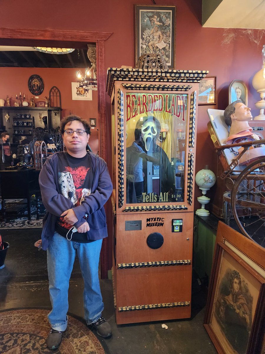 Director818's tweet photo. #SlashbackSaturday one week since I visited the 90's Slasher exhibit at the Mystic Museum πͺπ»π©Έ @TheMysticMuseum @SlashbackVideo #MysticMuseum #TheMysticMuseum #90sSlashers #Scream #Ghostface https://t.co/1fPGC9C2uN
