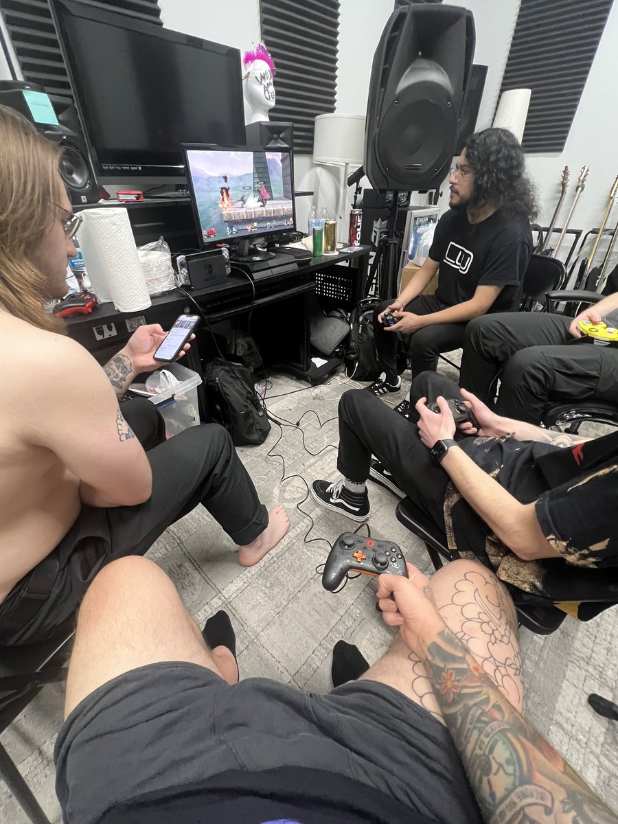 vanni_fj's tweet photo. smash getting wild rn https://t.co/hgY6eTBdy9