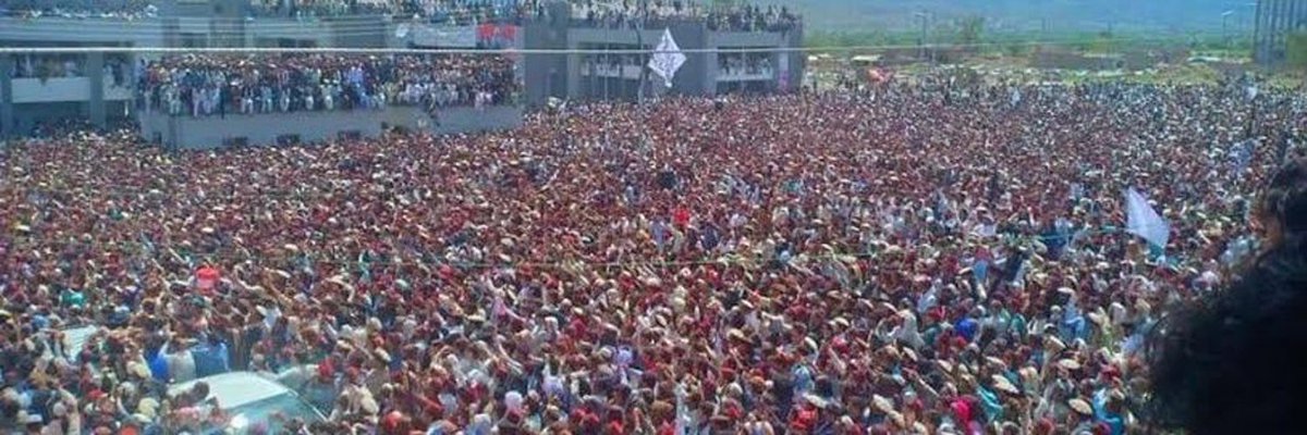 AsadZumarai's tweet photo. د میرانشاه تاریخي او نه هیریدونکي لویې راټولیدنې موږ ته د استکبار په وړاندې د یووالي، نجات او مقاومت درس راکوي؛ دا زده کوو چې څنګه باید د ظالمانو پر وړاندې په هر ډګر کې متحدانه د مبارزې لاره او دریځ ګړندی وساتو.
#PashtunLongMarch2MiranShah https://t.co/iopEZMONBE
