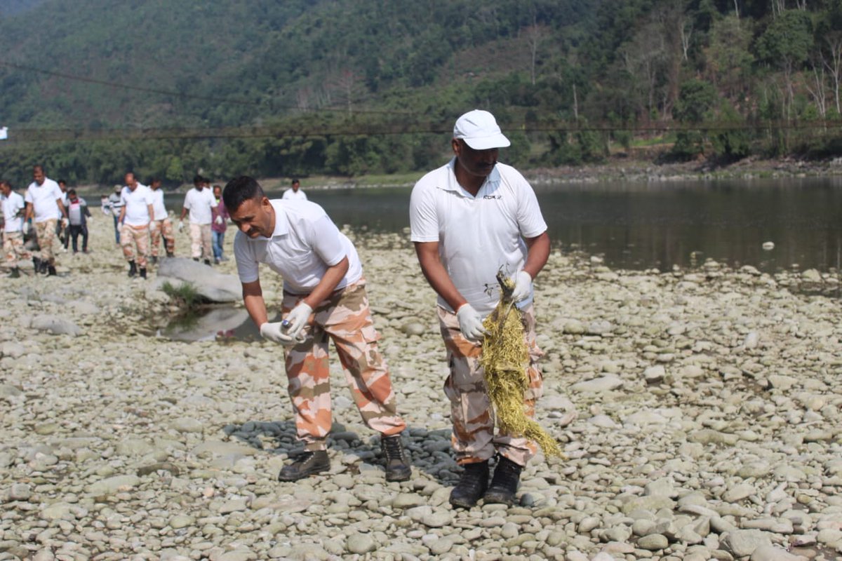 ITBP_official's tweet photo. A joint cleanliness drive was organized by the 20th Battalion ITBP, under the aegis of Azadi Ka Amrit Mahotsav in association with Amrit Project Swachchh Jal Swachchh Man of Sant Nirankari Mission, on the river bank of Siang, Aalo, Arunachal Pradesh.
#unity 
#azadikaamritmahotsav https://t.co/DKiC6YLerW