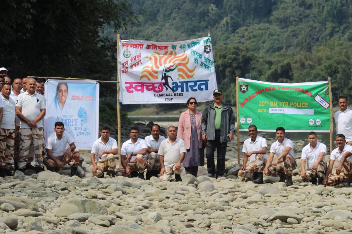 ITBP_official's tweet photo. A joint cleanliness drive was organized by the 20th Battalion ITBP, under the aegis of Azadi Ka Amrit Mahotsav in association with Amrit Project Swachchh Jal Swachchh Man of Sant Nirankari Mission, on the river bank of Siang, Aalo, Arunachal Pradesh.
#unity 
#azadikaamritmahotsav https://t.co/DKiC6YLerW
