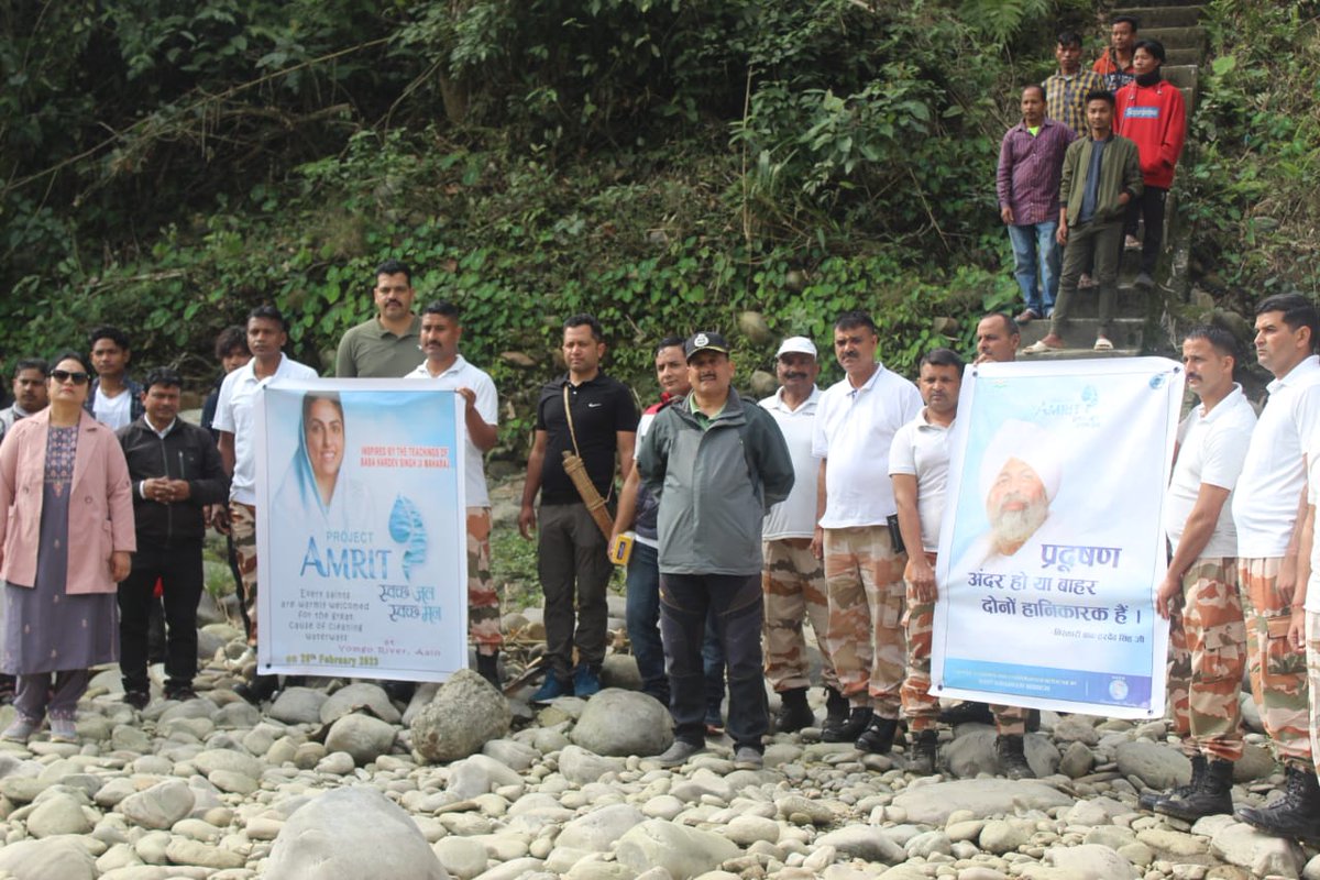 ITBP_official's tweet photo. A joint cleanliness drive was organized by the 20th Battalion ITBP, under the aegis of Azadi Ka Amrit Mahotsav in association with Amrit Project Swachchh Jal Swachchh Man of Sant Nirankari Mission, on the river bank of Siang, Aalo, Arunachal Pradesh.
#unity 
#azadikaamritmahotsav https://t.co/DKiC6YLerW