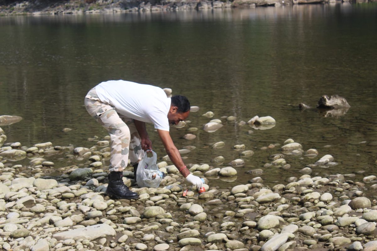 ITBP_official's tweet photo. A joint cleanliness drive was organized by the 20th Battalion ITBP, under the aegis of Azadi Ka Amrit Mahotsav in association with Amrit Project Swachchh Jal Swachchh Man of Sant Nirankari Mission, on the river bank of Siang, Aalo, Arunachal Pradesh.
#unity 
#azadikaamritmahotsav https://t.co/DKiC6YLerW