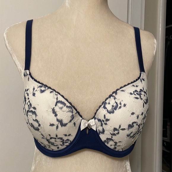 CourtLove70's tweet photo. So good I had to share! Check out all the items I'm loving on @Poshmarkapp #poshmark #fashion #style #shopmycloset #fratelliorsini #victoriassecret #judithripka: https://t.co/UkZd5Syorr https://t.co/zDsEUFvc2c