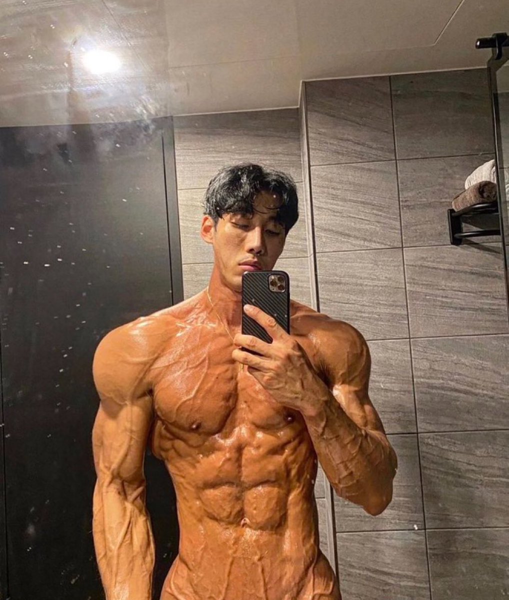 hasbuIly's tweet photo. one paper cut and its over https://t.co/PYeZ6ZvhS2