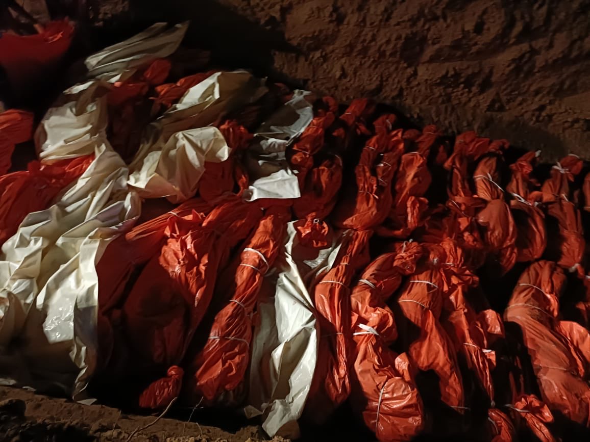 Inaa ilaahi wa inaa ileyhi raajicuun. Halkaan waxa xaley loo sameeyey xabaal wadareed dadkii ku shahiidey weerarkii shaley lagu soo qaadey magaalada, oo isugu jirey haween iyo dhalaan. Ilaahey ha u wada naxariisto, inagana samir iyo iimaan ha inaga siiyo. ⁦<a href="/TheVillaSomalia/">Villa Somalia</a>⁩