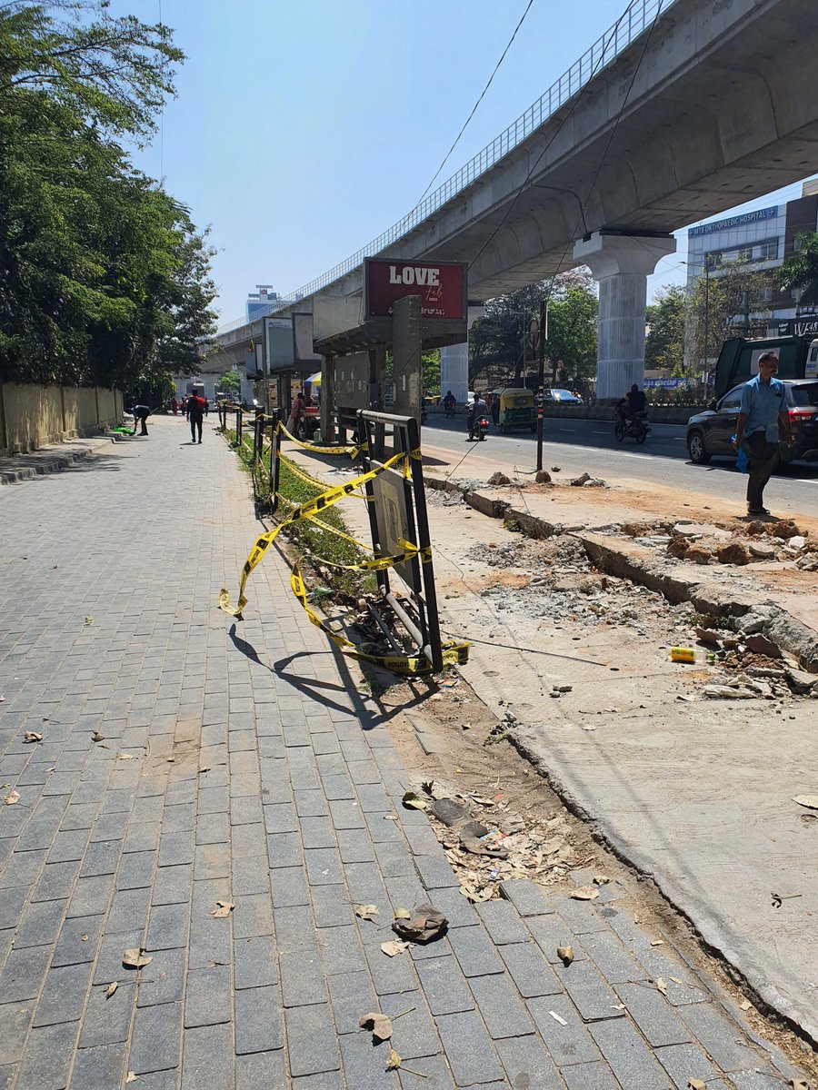 kpsusilkumar's tweet photo. With the KRPuram-Whitefield line operational, increased pedestrian footfalls esp around Phoenix Mall, ITPB, Decathlon, KRPuram,... it will be good to fix and clear the footpaths for pedestrian safety and convenience. @WFRising @bbmpcommr @WF_Watcher @cpronammametro https://t.co/ra9eRQhRFE