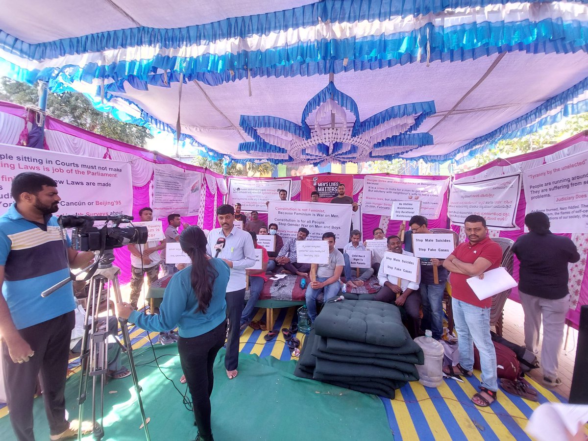 Exposing corruption of judiciary at #BengaluruHungerStrike 
#UndemocraticSupremeCourt