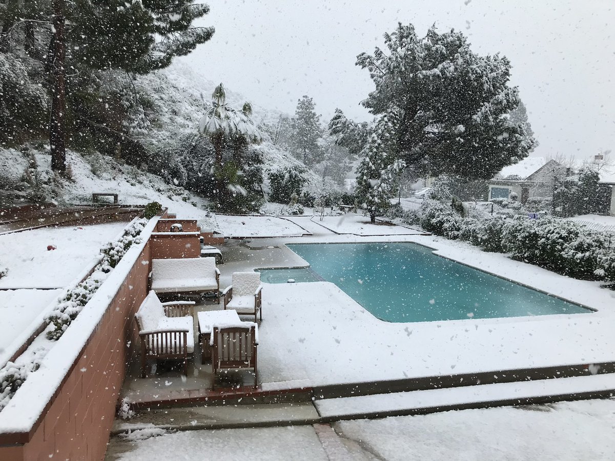DahlingLori's tweet photo. #Fox11SnowDay #LASnow #LaCrescenta #LaCanada #Montrose #Glendale #LABlizzard #SoCalBlizzard #SnowInLA
one of my best friends who live in La Crescenta sent me these! Iโm so jealous lol. https://t.co/T4Yla5uNY1