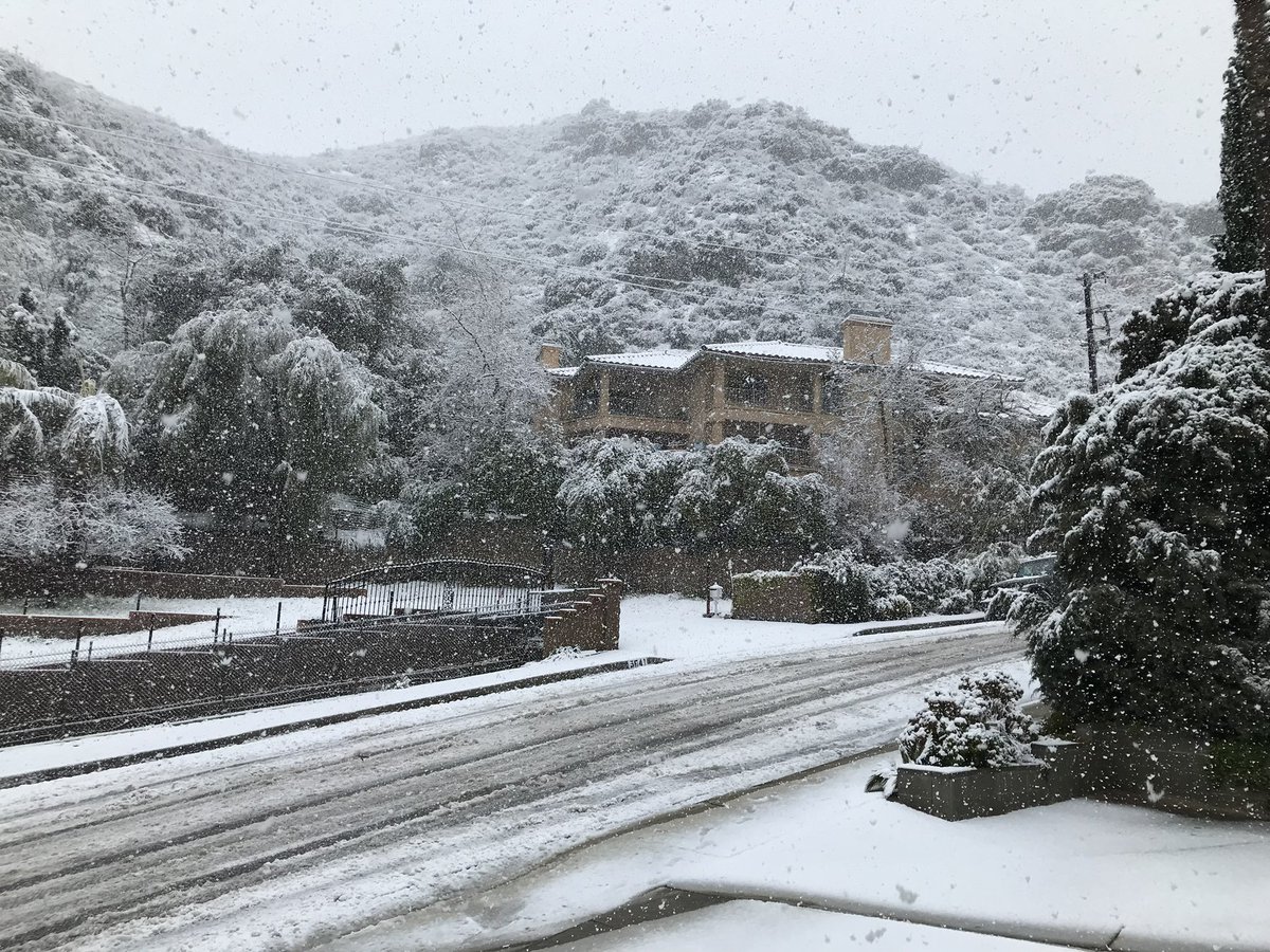 DahlingLori's tweet photo. #Fox11SnowDay #LASnow #LaCrescenta #LaCanada #Montrose #Glendale #LABlizzard #SoCalBlizzard #SnowInLA
one of my best friends who live in La Crescenta sent me these! Iโm so jealous lol. https://t.co/T4Yla5uNY1