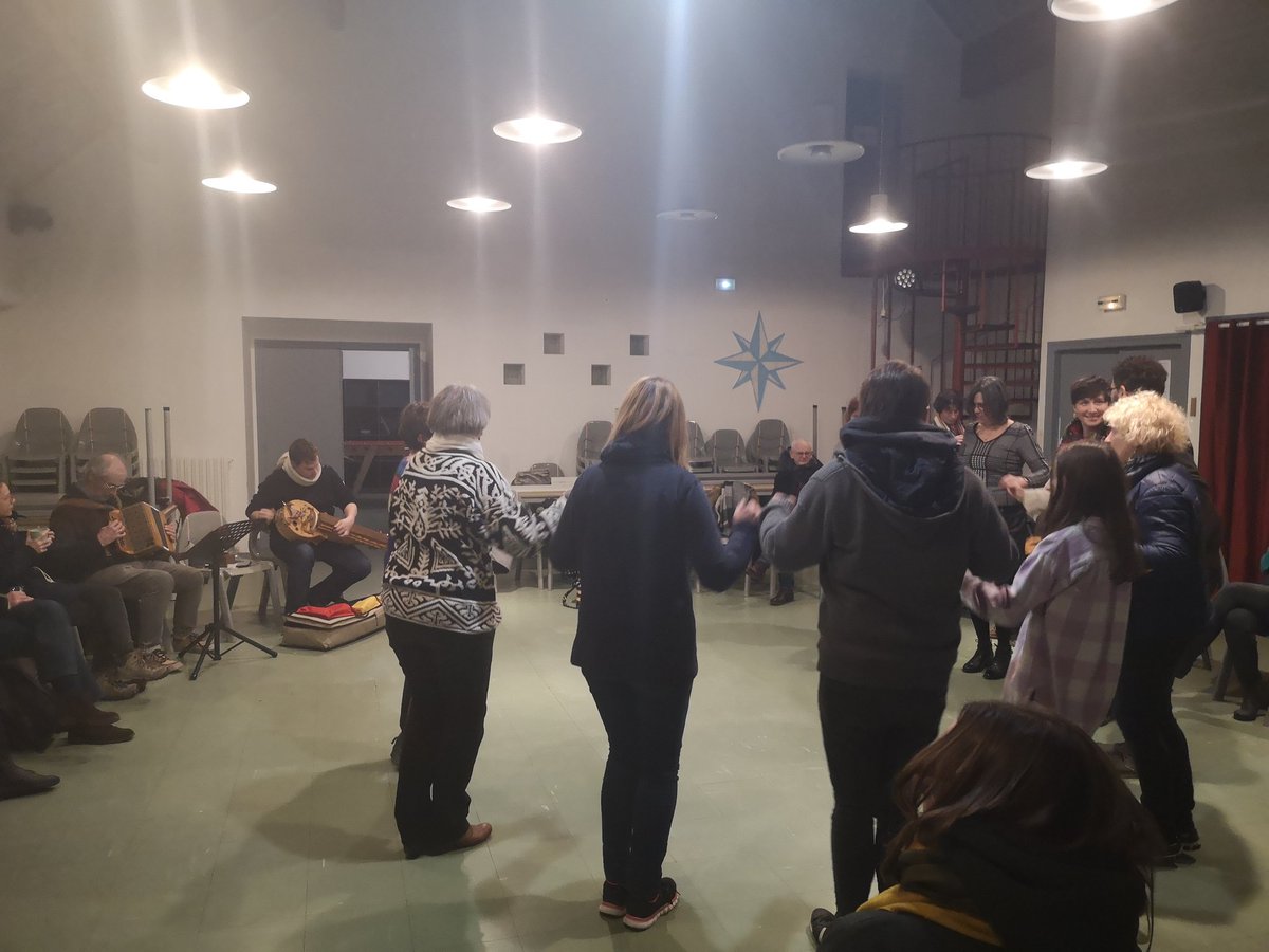 KenteliouAnNoz's tweet photo. Ar veilhadeg dec'h da noz. Ne oa ket klañv ar stajidi goude un devezh deskiñ #brezhoneg
La veillée d'hier soir. Les stagiaires n'étaient pas fatigué après un journée à apprendre le #breton
#bzhg #Mizbzhg #MizvezhArBrezhoneg #Piriac #PiriacSurMer #LigerAtlantel #LoireAtlantique https://t.co/5QYqiWk6Il