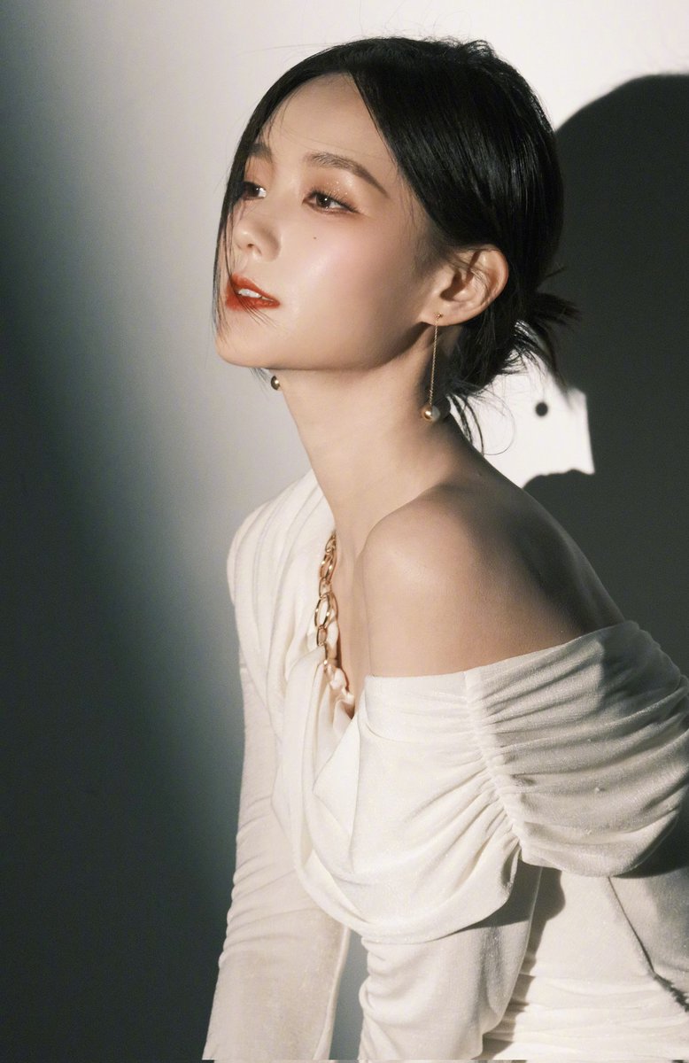 Tsu on Twitter: 这不就是现成的AI建模脸？烂货李一桐昨晚还被没玩够，怼的这么近，大伙不喷她两滩热精说不过去了吧😋