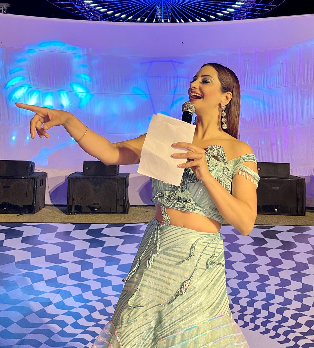 AnchorPiya's tweet photo. Recent Shows Done @raajsakumbhalgarh #anchorpiyasharma🎤 #ramadrama #sangeetnight #weddinganchor #lookingamazing 
#eventplanner @waw_weddings 
#outfit @designer_gajgamini_official #clicked📷 @ishusingh_official https://t.co/FHib9g5pgN