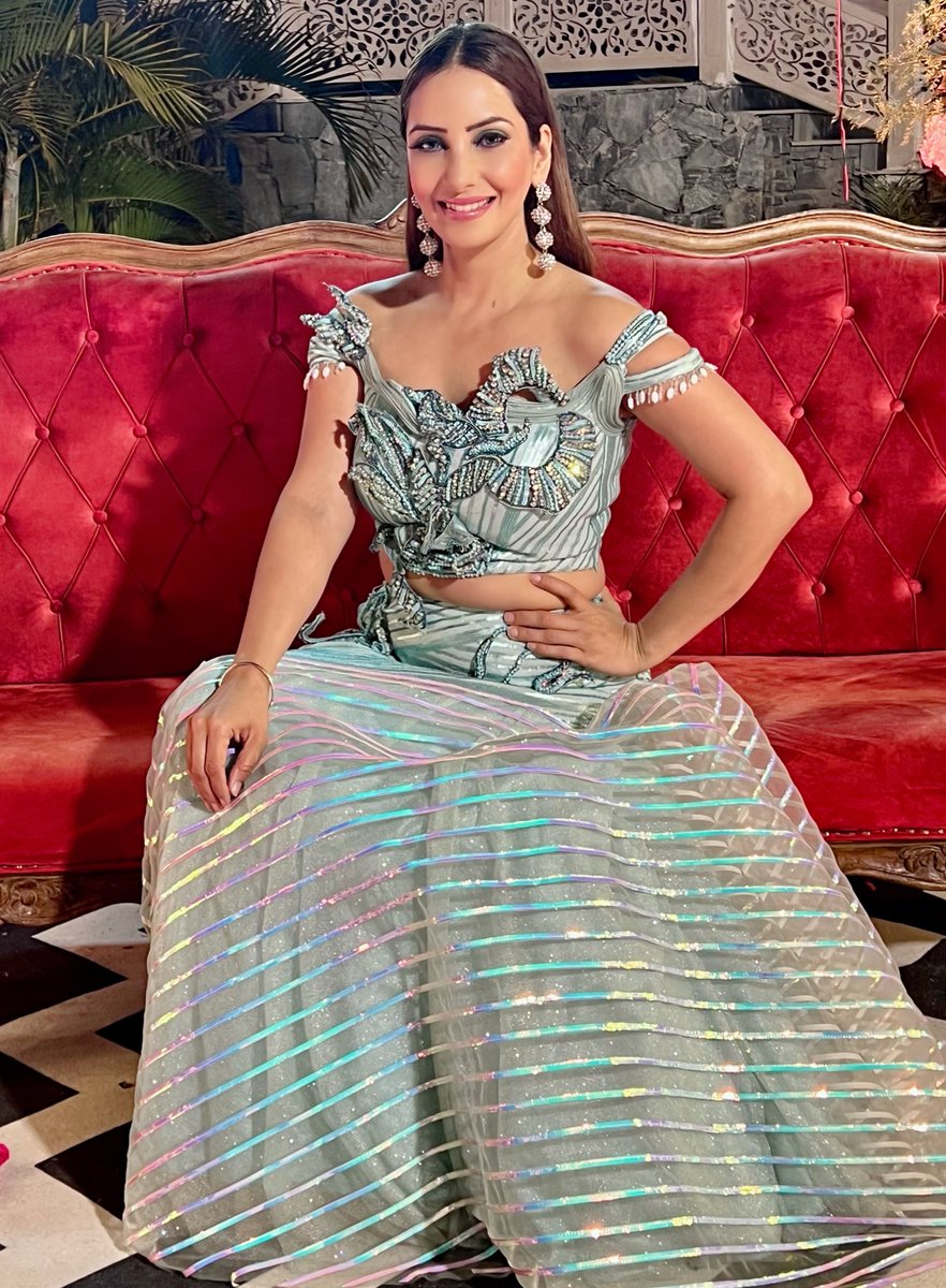 AnchorPiya's tweet photo. Recent Shows Done @raajsakumbhalgarh #anchorpiyasharma🎤 #ramadrama #sangeetnight #weddinganchor #lookingamazing 
#eventplanner @waw_weddings 
#outfit @designer_gajgamini_official #clicked📷 @ishusingh_official https://t.co/FHib9g5pgN