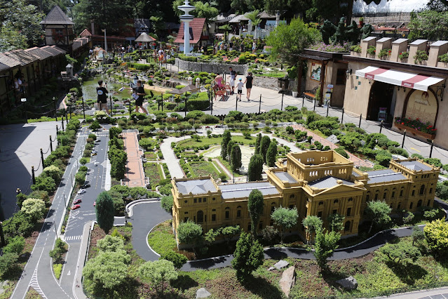 Resenhando's tweet photo. .:#Gramado: Parque #MiniMundo é entretenimento para toda a família. O vasto local habitado por moradores com o tamanho 24 vezes menor que o real, somando 3.268 mini personagens, é extremamente instigante. Mais sobre o #ParqueMiniMundo neste link 👇🏻
https://t.co/fjDv7kDPq3 https://t.co/AqYM2Q3Pfx