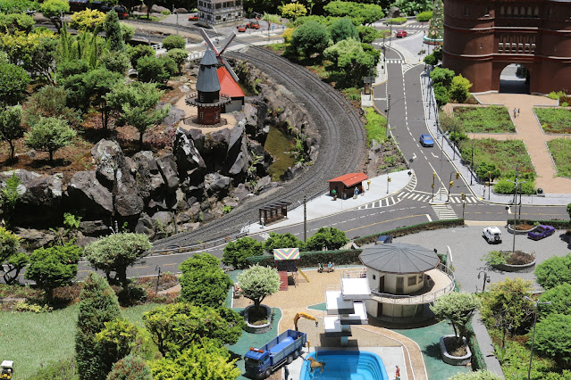 Resenhando's tweet photo. .:#Gramado: Parque #MiniMundo é entretenimento para toda a família. O vasto local habitado por moradores com o tamanho 24 vezes menor que o real, somando 3.268 mini personagens, é extremamente instigante. Mais sobre o #ParqueMiniMundo neste link 👇🏻
https://t.co/fjDv7kDPq3 https://t.co/AqYM2Q3Pfx