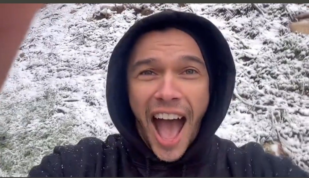 brianne1017's tweet photo. If you looked up "pure joy" in the dictionary, you'd find this picture. ❄🥰 #Snow #SnowInLA #SnowInSoCal #Days @PaulTelfer https://t.co/SSBTkNGtxc