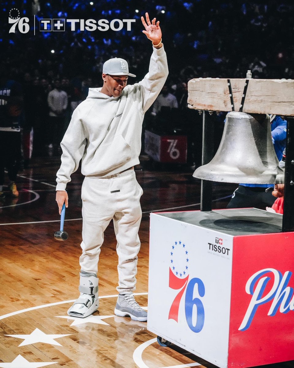 .@Eagles WR @DeVontaSmith_6 rings the bell at Saturday’s @sixers game. Complete with a walking boot!?!?

#NFL #NFLTwitter #Eagles #FlyEaglesFly #Sixers #HereTheyCome
