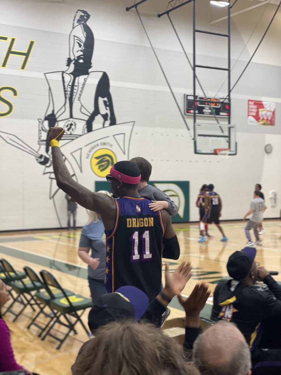 robynrenee216's tweet photo. Thanks, @HarlemWizards for a fun event! This little guy is all smiles…🏀 https://t.co/1InWczjgAK