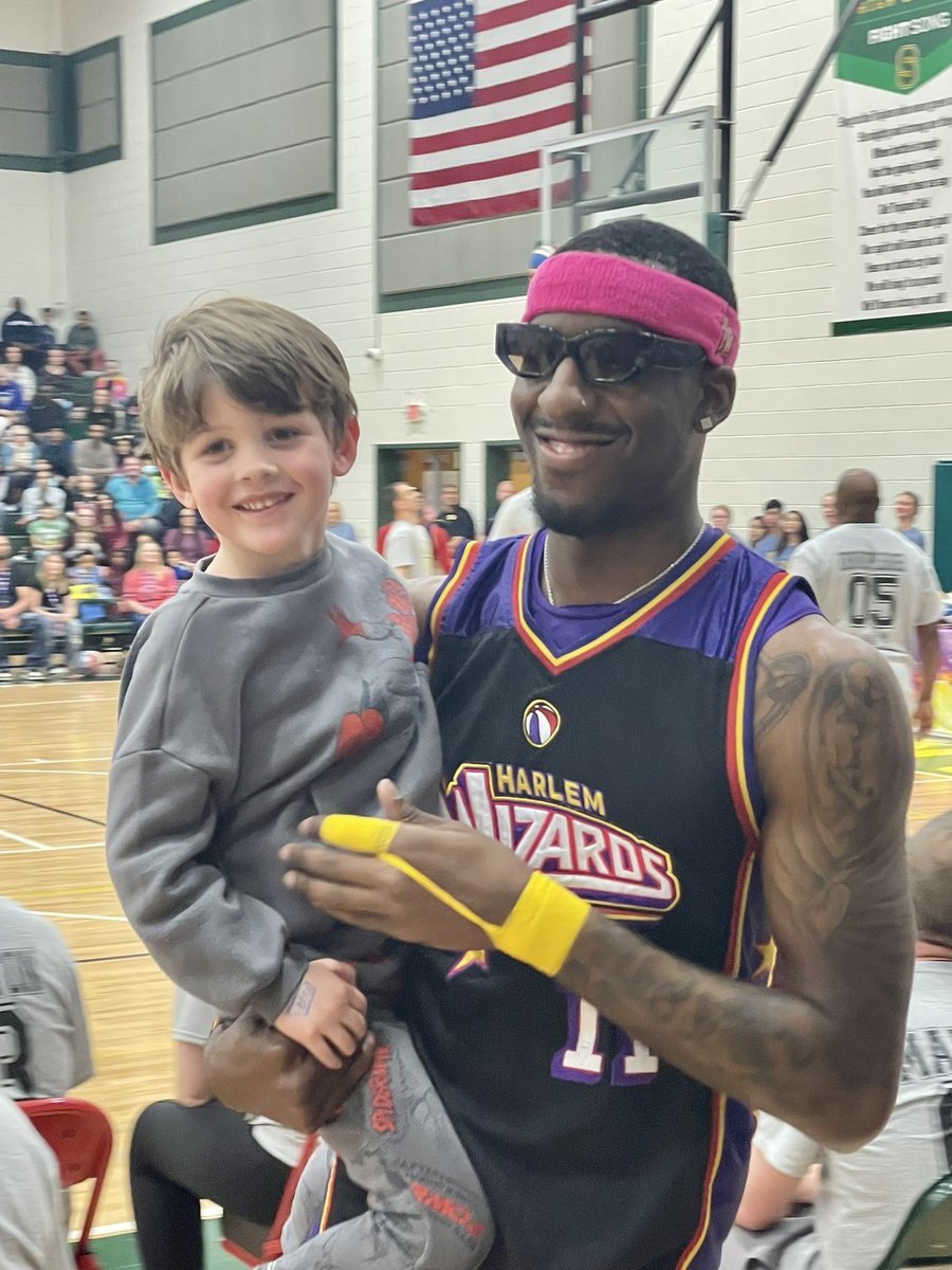 Thanks, <a href="/HarlemWizards/">Harlem Wizards</a> for a fun event! This little guy is all smiles…🏀