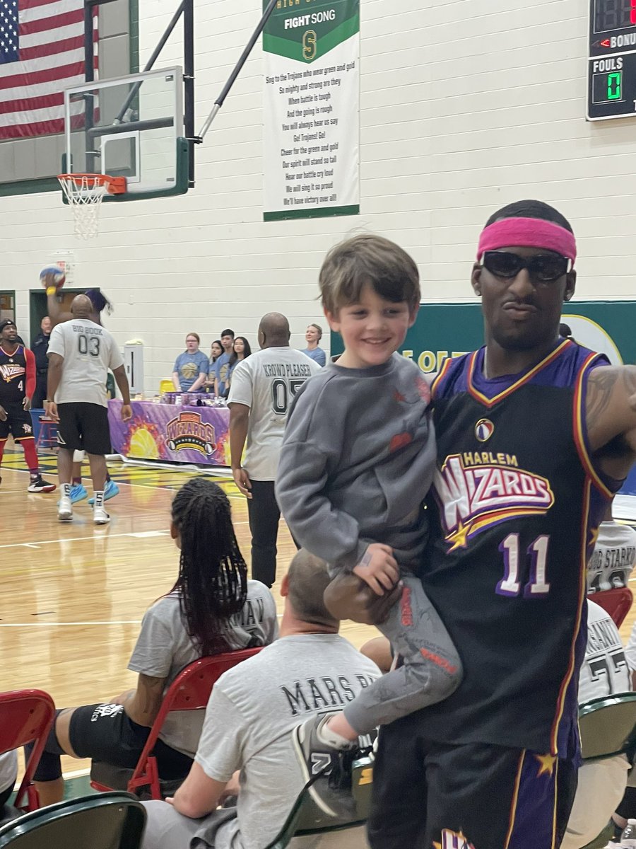 robynrenee216's tweet photo. Thanks, @HarlemWizards for a fun event! This little guy is all smiles…🏀 https://t.co/1InWczjgAK