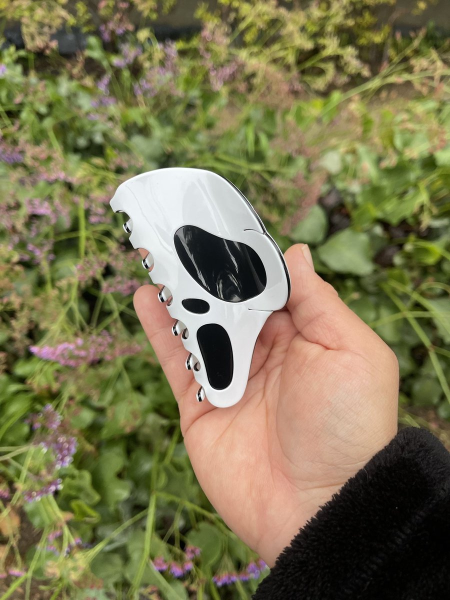 StitchBumble's tweet photo. 4 inch hair claw 🔪 https://t.co/8QMGUCPmK7