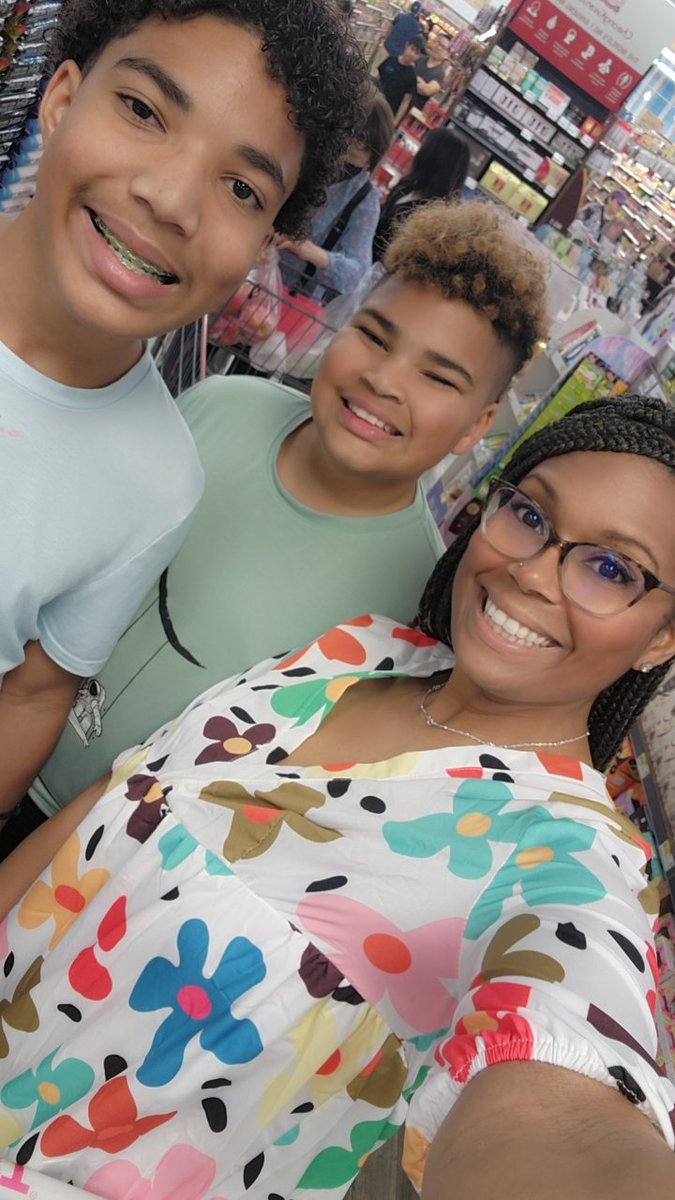 ShakirahThomas2's tweet photo. Mommy son date night with these two beautiful souls!!! 💚💙 #BoyMom #MyDates #MommySonDateNight #Chinatown https://t.co/3m8dCRBCpt