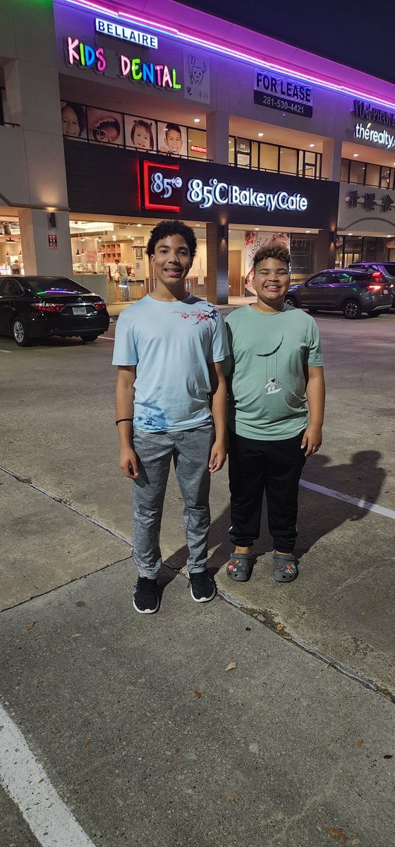 ShakirahThomas2's tweet photo. Mommy son date night with these two beautiful souls!!! 💚💙 #BoyMom #MyDates #MommySonDateNight #Chinatown https://t.co/3m8dCRBCpt
