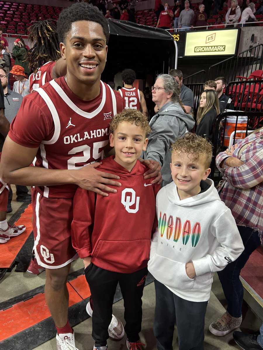 kmichaelis85's tweet photo. @OU_MBBall Great win @OU_MBBall !!! https://t.co/6kDjTgd08Y