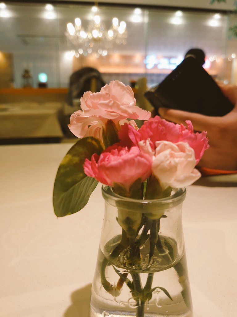 John45748358's tweet photo. イタリアン🇮🇹
可愛いバラが置かれていました🌹

今日は午前に久しぶりに制作しました🧶仕上げが上手くいけば販売できそうです😊 https://t.co/QwuG0yuSs9