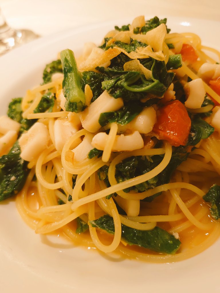 John45748358's tweet photo. イタリアン🇮🇹
可愛いバラが置かれていました🌹

今日は午前に久しぶりに制作しました🧶仕上げが上手くいけば販売できそうです😊 https://t.co/QwuG0yuSs9