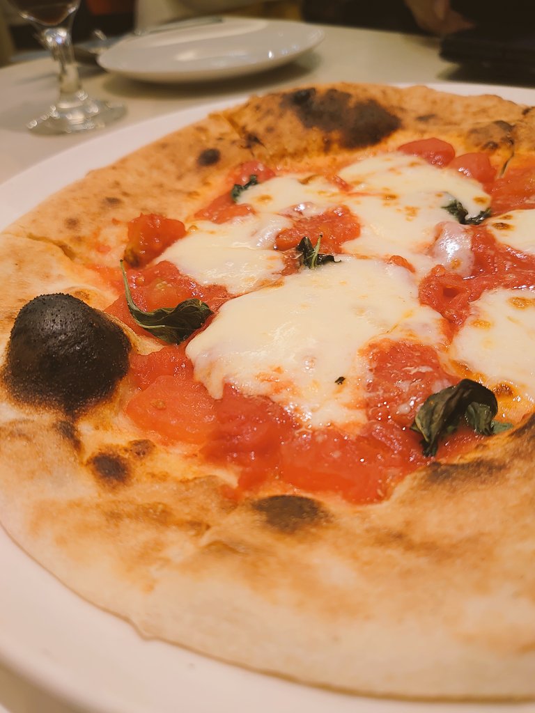 John45748358's tweet photo. イタリアン🇮🇹
可愛いバラが置かれていました🌹

今日は午前に久しぶりに制作しました🧶仕上げが上手くいけば販売できそうです😊 https://t.co/QwuG0yuSs9