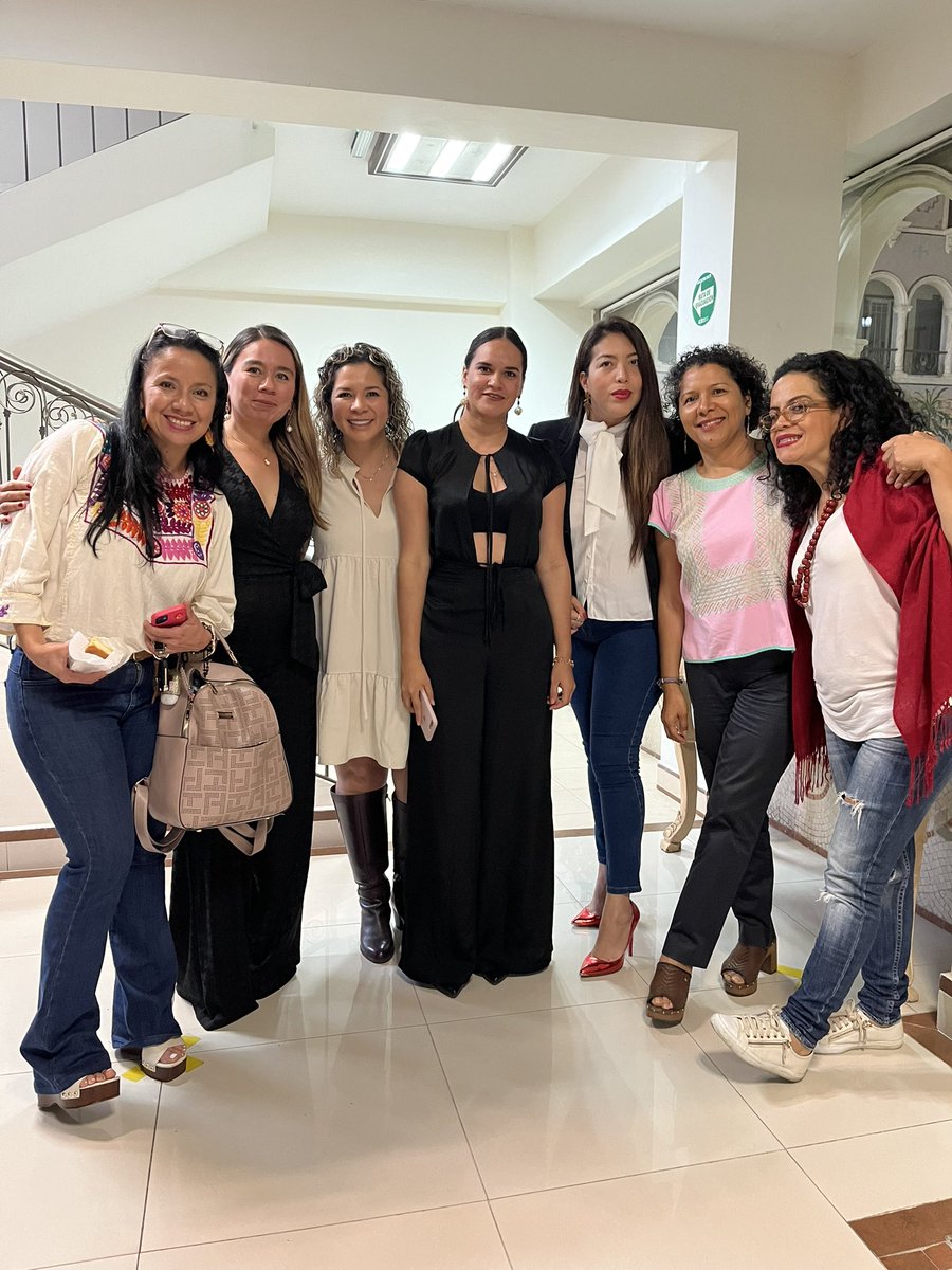 RedParidad_Ver's tweet photo. De gran interés fue la reunión en la que participamos integrantes del Capítulo Veracruz de la @RedNacMDPT junto mujeres de liderazgos plurales con el Senador @ManceraMiguelMX.
Reconocemos la voluntad de dialogar sobre la agenda de temas que a las mujeres nos son urgentes. https://t.co/XZcuDWpN7D
