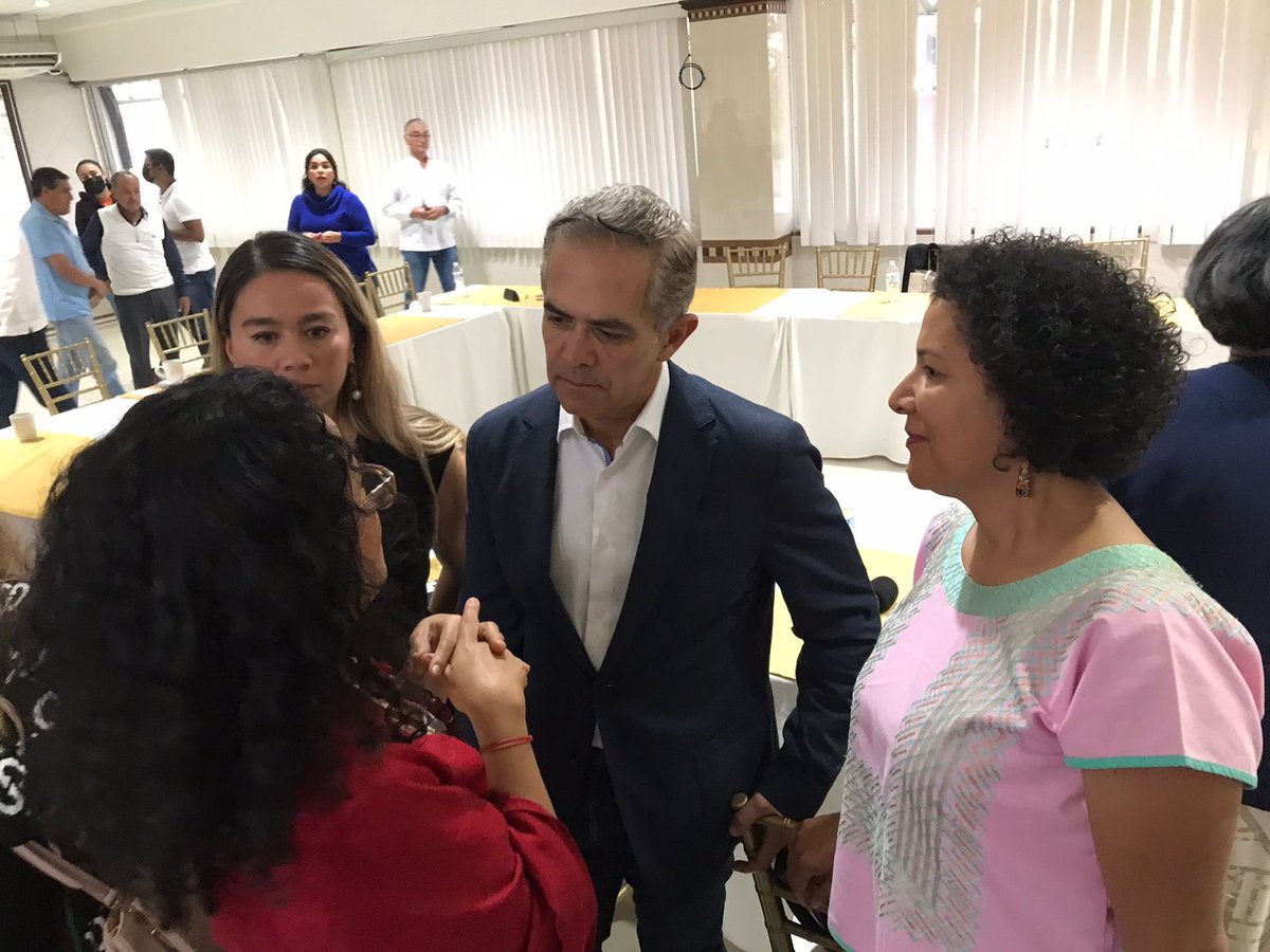 RedParidad_Ver's tweet photo. De gran interés fue la reunión en la que participamos integrantes del Capítulo Veracruz de la @RedNacMDPT junto mujeres de liderazgos plurales con el Senador @ManceraMiguelMX.
Reconocemos la voluntad de dialogar sobre la agenda de temas que a las mujeres nos son urgentes. https://t.co/XZcuDWpN7D