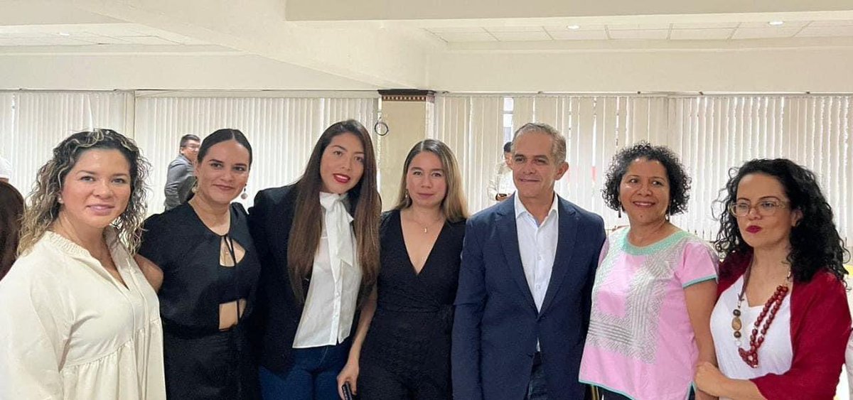 RedParidad_Ver's tweet photo. De gran interés fue la reunión en la que participamos integrantes del Capítulo Veracruz de la @RedNacMDPT junto mujeres de liderazgos plurales con el Senador @ManceraMiguelMX.
Reconocemos la voluntad de dialogar sobre la agenda de temas que a las mujeres nos son urgentes. https://t.co/XZcuDWpN7D