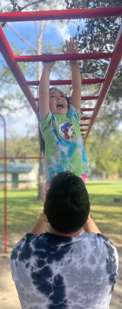 cbilliot_'s tweet photo. took my bestie to the park today <3

p.s. i promise the matching tie dye wasn’t planned https://t.co/k1ZIpYOmLs