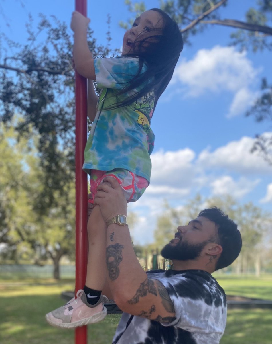 cbilliot_'s tweet photo. took my bestie to the park today <3

p.s. i promise the matching tie dye wasn’t planned https://t.co/k1ZIpYOmLs