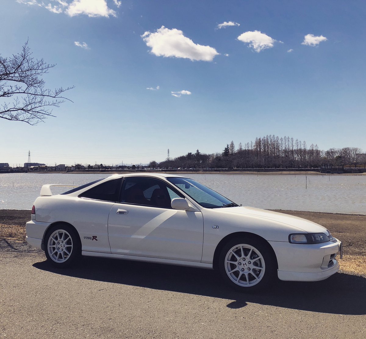 TypeR00's tweet photo. 青空の下、白いボディが映えます。もうすぐ春ですね！
#DC2 #インテグラ #タイプR #インテR #TYPER https://t.co/OQmKFeENJW