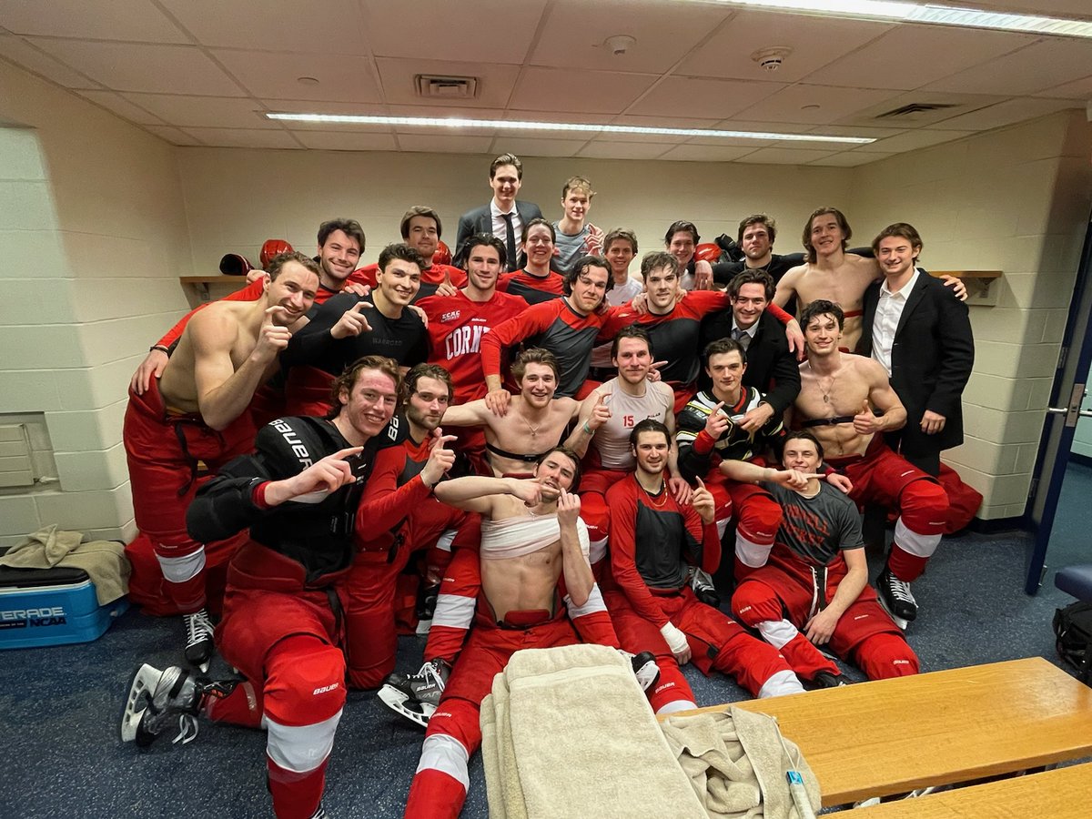 Introducing your 2022-23 Ivy League Men's Ice Hockey Champions!
#YellCornell
(📸: Marshall Haim/Cornell Athletics)