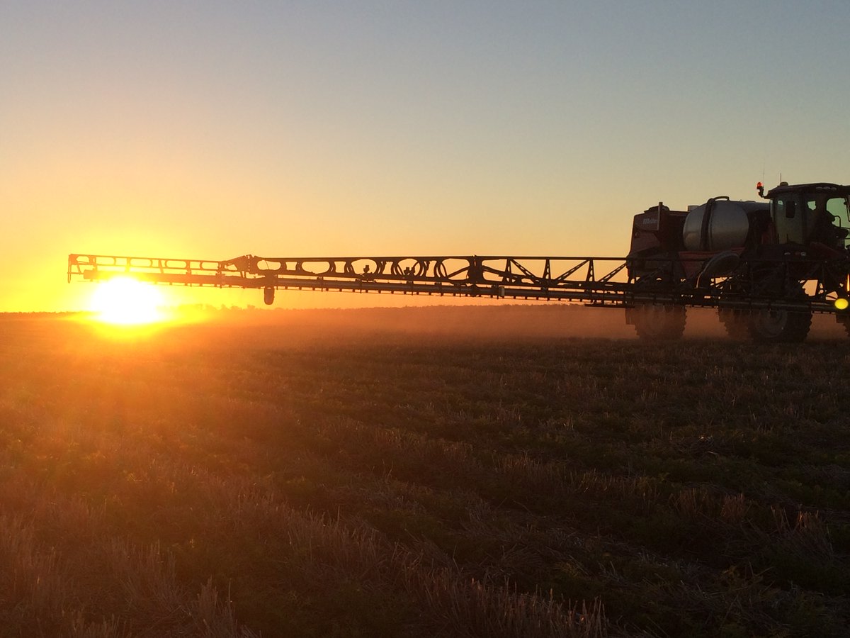 MillerSpray_au's tweet photo. Maximising productivity while watching a stunning sunset 👊🤩🌞

#MillerNitro #millersprayers #sprayers #sunset #farmmachinery #agpics #NeverLookBack https://t.co/Rfq6fZykYC