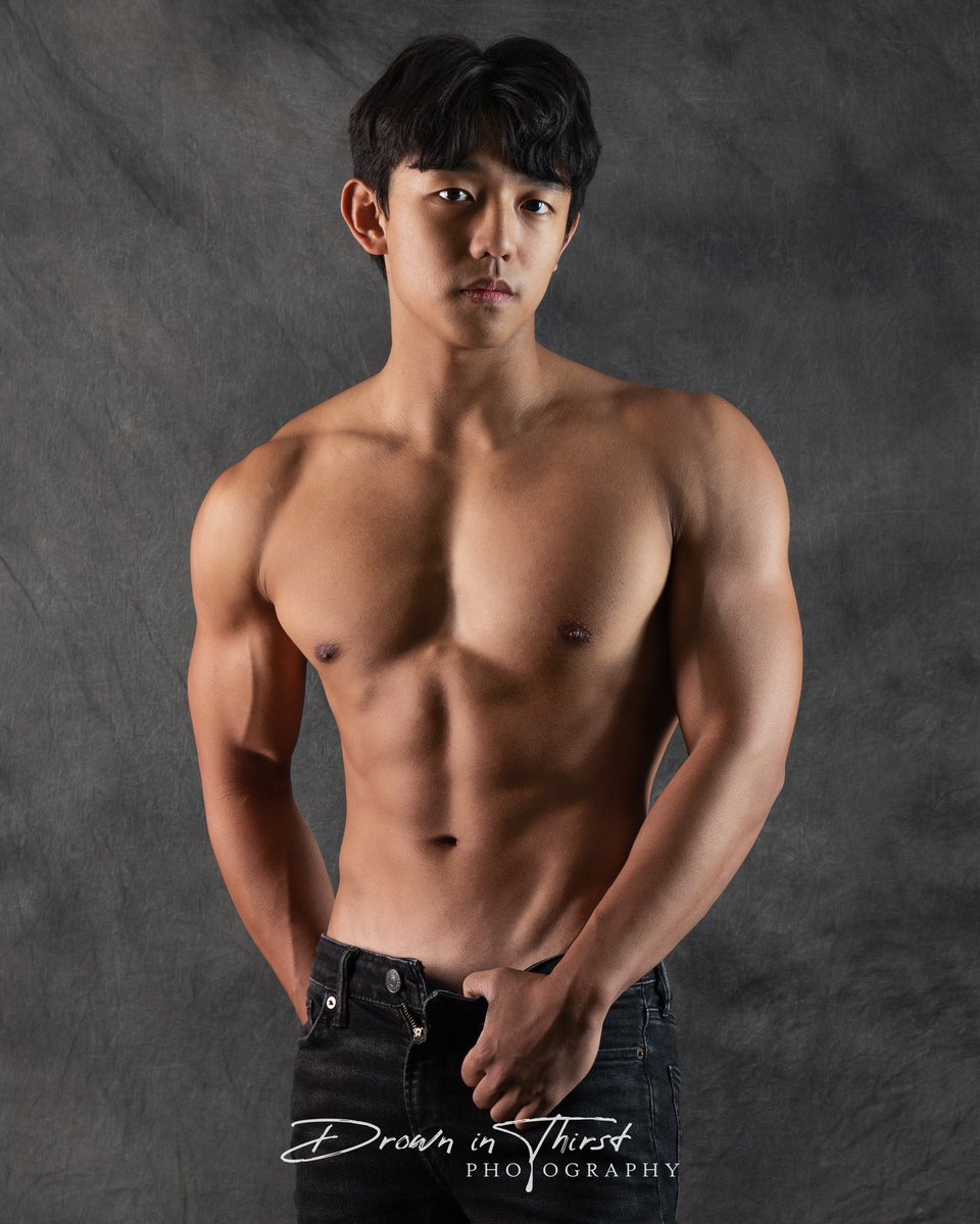 如果想看更多Rocky的照片，當超過55個轉發，將會有更多的照片發怖喔。

誠徵素人/模特
歡迎私訊 洽詢拍攝合作

instagram.com/drowninthirst