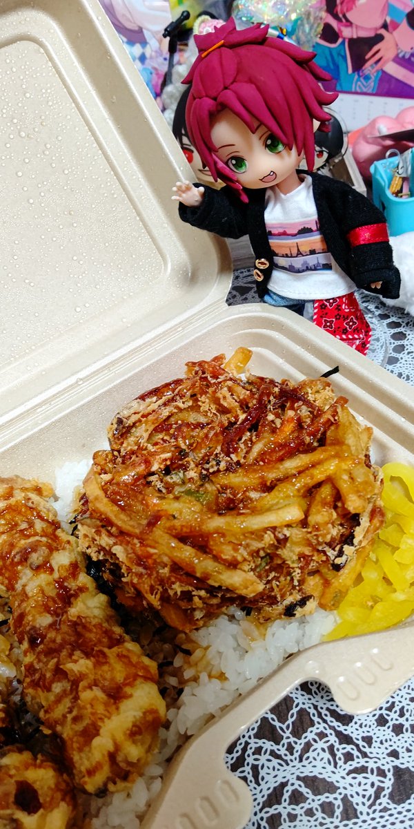 mamisakura_es's tweet photo. 眠いのに仕事頑張ったね天丼。
出張したら大体ここの天丼買って帰るね～。

#49ensemble 

食べ物に写り込み率高いねうちの子。 https://t.co/usDZVn0WAE