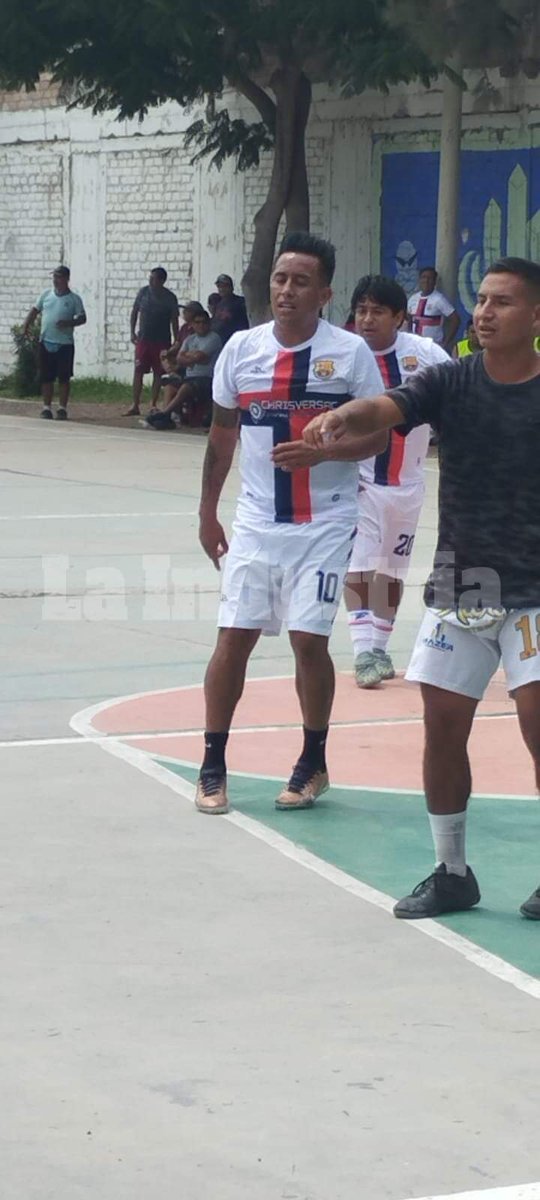 weblaindustria's tweet photo. @Cuevachris10 El volante de la selección peruana, Christian Cueva, fue captado esta tarde jugando en un torneo de fultbito en el local La Bombonera, de la urb. Monserrate, #Trujillo, como parte de una actividad de pollada pro salud. https://t.co/5MJIUE4Gt0